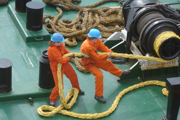 Deckies tighten the mooring line on the forward mooring station